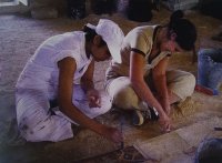 Giovani restauratori al lavoro sui mosaici della chiesa dei SS. Lot e Procopio a Khirbat al-Mukhayyat